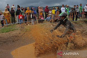 Keseruan balap motor pengangkut gabah di Gowa