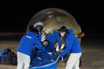 Tiga astronaut Shenzhou-14 China mendarat di Bumi dengan selamat