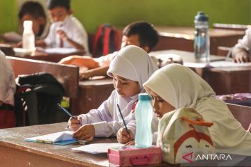 Ujian terakhir siswa SDN Pondok Cina 1 sebelum direlokasi