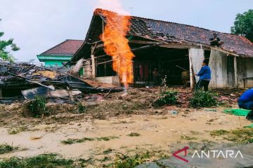 BPBD Sampang evakuasi korban semburan gas api sumur bor