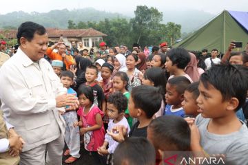 Prabowo Subianto tinjau warga terdampak gempa Cianjur