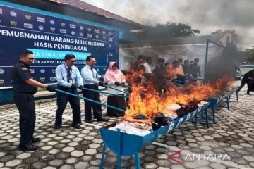 Bea Cukai Palangka Raya musnahkan baju bekas impor