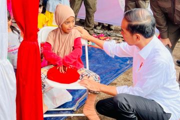 Presiden Jokowi sapa Afikah anak korban gempa Cianjur