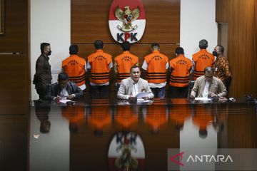 KPK menahan Bupati Bangkalan dan kawan-kawan