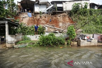 Longsoran tutup aliran Kali Jantung akibatkan banjir di Pondok Tirta Mandala