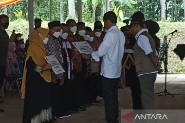 Presiden Joko Widodo serahkan bantuan gempa Cianjur tahap pertama