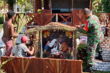 Koramil 1708-01/BK bantu warga buat Pondok Natal di Kampung Manswam