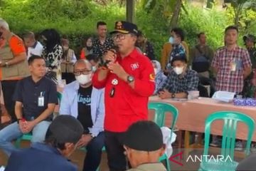 Bupati Cianjur minta warga manfaatkan material layak pakai