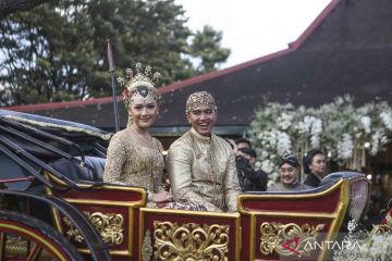 Kaesang dan Erina naik kereta kencana usai prosesi akad nikah