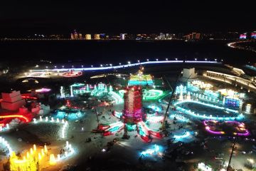 Menara utama Harbin Ice and Snow World dibangun sampai puncaknya