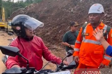 Tim SAR masih melakukan pencarian korban hilang tertimbun longsor