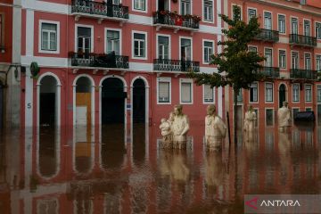 Banjir rendam kawasan Alges, Portugal