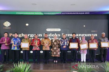 Menaker serahkan penghargaan Indeks Pembangunan Ketenagakerjaan 2021