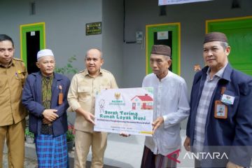 Baznas Pangkalpinang serahkan bantuan rumah layak huni