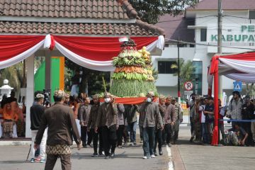 Empat gunungan hasil bumi disajikan dalam Hari Jadi Lumajang