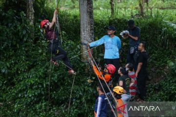 DMC Dompet Dhuafa perkenalkan teknik vertical rescue kepada jurnalis