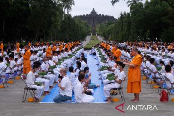 Upacara potong rambut Pabbajja Samanera di Borobudur