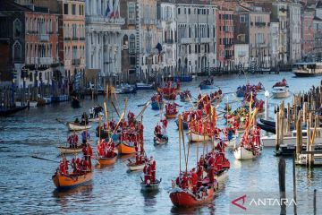 Kemeriahan warga rayakan natal di kota gondola, Venesia