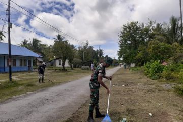 Koramil Numfor bersama warga bersihkan bahu jalan Kampung Kornasoren