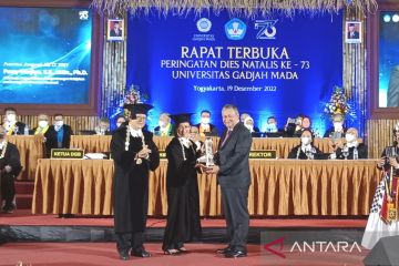 Gubernur BI terima anugerah Hamengku Buwono IX Award dari UGM