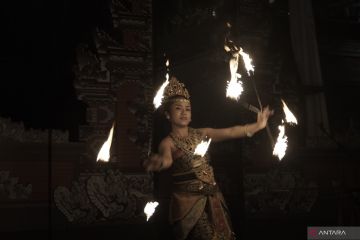 Pementasan tarian api di Bali