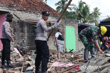 Dua ribuan petugas gabungan percepat pembersihan puing rumah ambruk