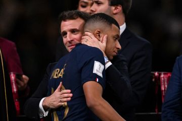 Setelah dibujuk Macron pemain-pemain Prancis akhirnya temui suporter