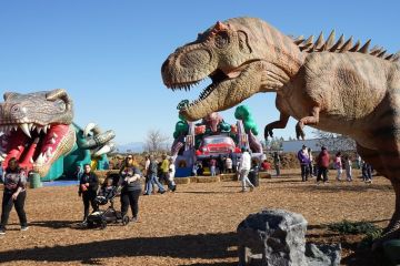 Mengunjungi pameran dinosaurus skala besar di California Selatan