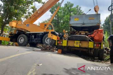 Perlintasan Sulawesi Puncak Pontolo macet total tertutup alat berat