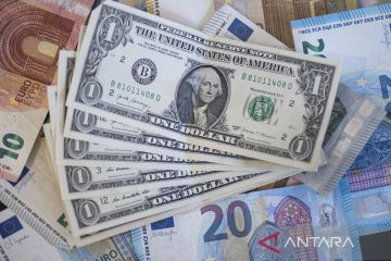 Dolar naik di Asia, pengawasan Fitch tingkatkan kegelisahn pagu utang