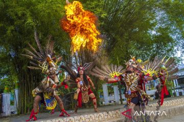 Karnaval etnis dan pawai budaya festival kemilau Meratus