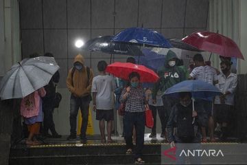 Sebagian Jakarta diprediksi hujan pada Senin pagi dan siang
