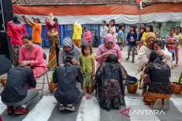 Sungkeman saat peringatan Hari Ibu