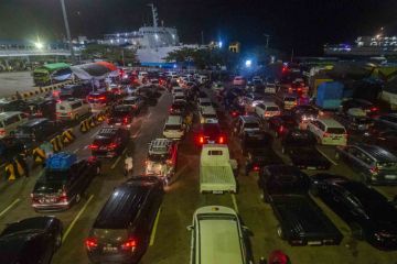 Pergerakan arus kendaraan dan penumpang di Pelabuhan Merak jelang Perayaan Natal