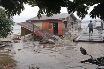 Gelombang dan angin kencang sebabkan kerusakan rumah warga di Lingga