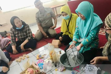 Ibu-ibu di Matraman dapat pelatihan pengolahan sampah