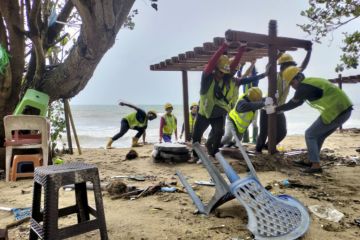 Dampak angin kencang dan hujan deras di Kuta
