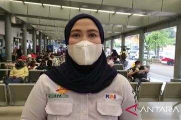 Tujuh kereta jarak jauh transit di sejumlah stasiun lintasan