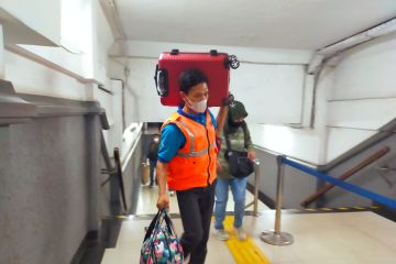 Stasiun Pasar Senen sediakan porter gratis "underpass" ke jalur 3 & 4