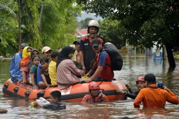 Evakuasi warga korban banjir di Makassar