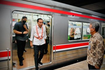 Presiden Jokowi naik KRL dan tinjau infrastruktur Stasiun Tanah Abang