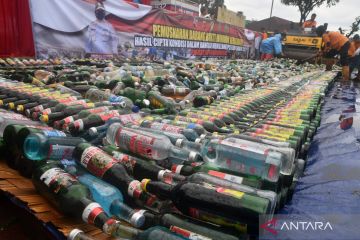 Pemusnahan 22.000 botol miras di Bogor