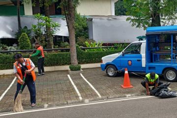 Lingkungan Hidup Jaksel angkut puluhan meter kubik sampah dari gereja