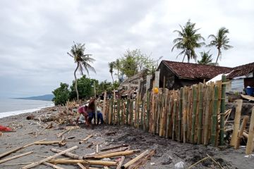 Pemprov NTB pasang beronjong cegah abrasi pantai di Mataram