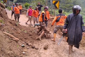 Kudus alami bencana tanah longsor akibatkan jalan tertutup