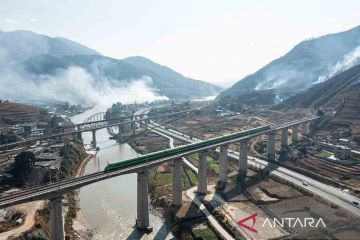 Jalur baru kereta Chengdu-Kunming beroperasi penuh