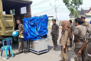 Satpol PP Pasaman Barat tertibkan lapak PKL di areal perkantoran