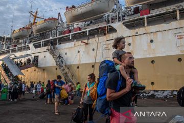 Sebanyak 500 wisatawan yang terjebak di Karimunjawa tiba di Semarang