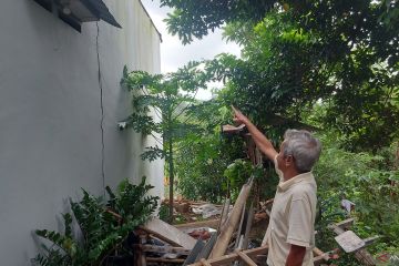 Rumah warga rusak akibat turap Kali Cilangkap longsor