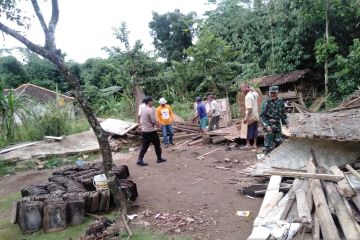 Rumah warga di Mekarsari ambruk akibat hujan disertai angin kencang